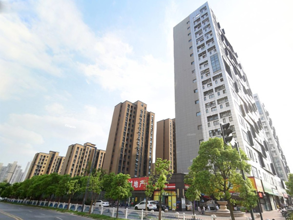 上海新城金郡小区定做阳台护栏、空调护栏、楼梯扶手案例