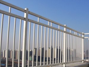 阳台护栏用哪种材质最实惠？