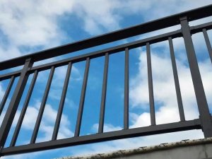 阳台护栏选哪种材质最靠谱？