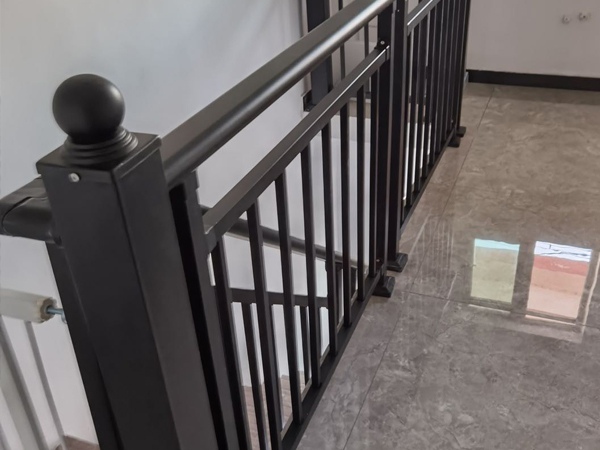楼梯扶手杆件间距国家标准规范要求是多少？