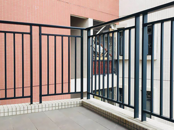 阳台护栏用哪种材质性价比高？