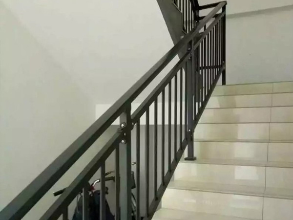 如何选择适合自己的楼梯扶手厂家，看过这里你就知道了！