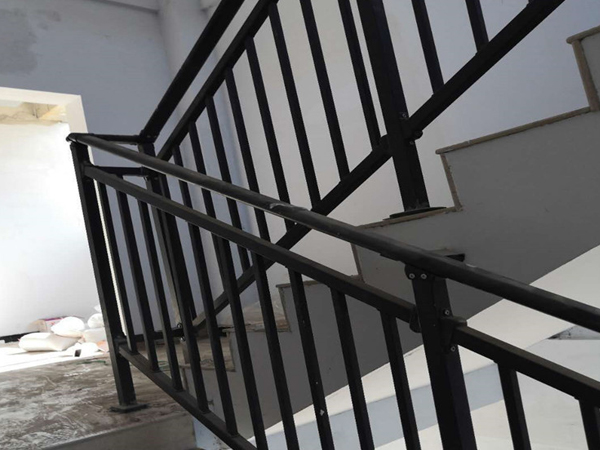 楼梯扶手是锌钢的好还是铝合金的好？