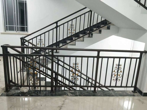 楼梯扶手哪种便宜？