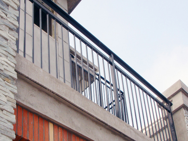 阳台护栏一般多高比较合适？