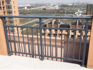 阳台护栏哪种材料做的适合批量采购？