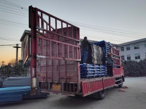 金用护栏2021年12月13日锌钢连廊栏杆装车发货!