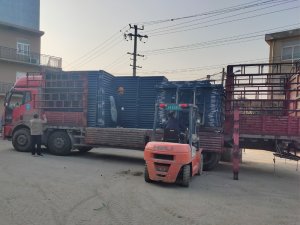 金用护栏2021年12月14日锌钢百叶窗装车发货!