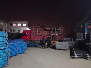 金用护栏2021年12月15日铝合金百叶窗装车发货!