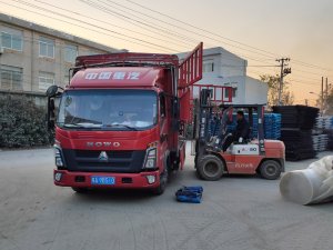 金用护栏2021年12月16日锌钢连廊栏杆装车发货!