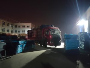 金用护栏2022年1月7日锌钢连廊栏杆装车发货!