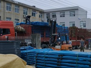 金用护栏2022年4月13日锌钢百叶窗装车发货！