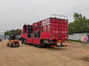 金用护栏2022年4月24日锌钢连廊栏杆装车发货!