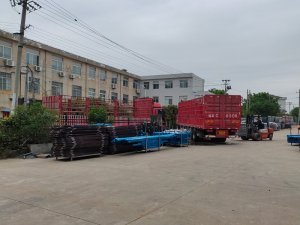 金用护栏2022年5月6日锌钢连廊栏杆装车发货！