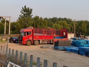 金用护栏2022年6月10日锌钢组装式护栏装车发货!