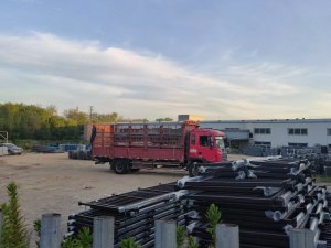 金用护栏2022年8月15日锌钢连廊栏杆装车发货！