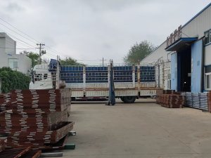 金用护栏2022年9月1日铝合金百叶窗装车发货！