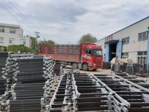 金用护栏2022年9月22日锌钢玻璃栏杆装车发货！