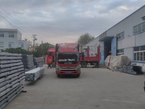 金用护栏2022年9月24日锌钢百叶窗2车装车发货！