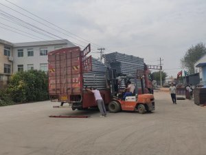 金用护栏2022年9月26日锌钢玻璃栏杆装车发货！