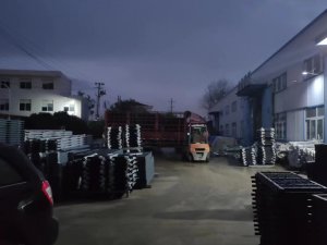 金用护栏2022年12月3日锌钢百叶窗装车发货！