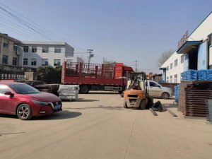 金用护栏2022年12月21日锌钢连廊护栏装车发货！