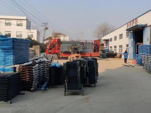 金用护栏2022年12月27日锌钢连廊栏杆装车发货！