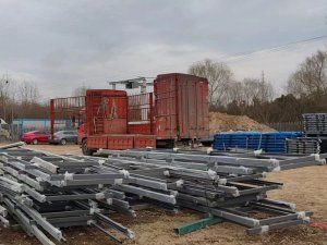金用护栏2023年2月21日锌钢连廊栏杆装车发货！