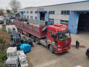 金用护栏2023年3月24日锌钢连廊栏杆装车发货！