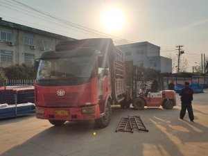 金用护栏2023年4月8日锌钢飘窗栏杆装车发货！